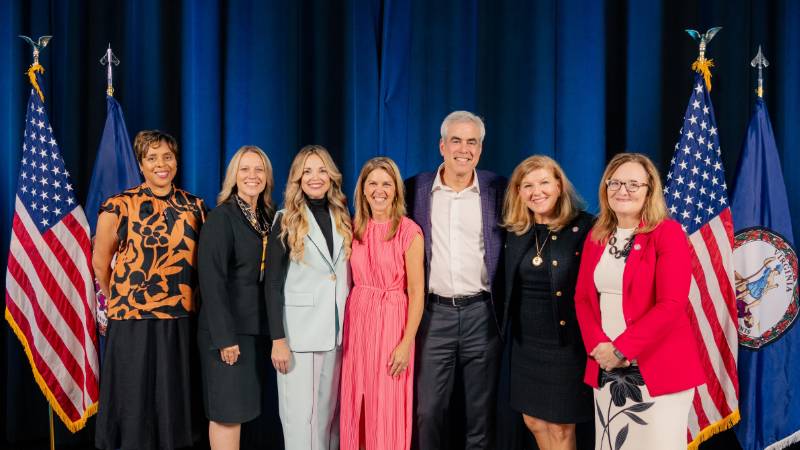 Larawan 3 - First Lady at Jonathan Haidt Commonwealth - Na-crop